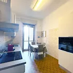 Grand Apartments Corner 32